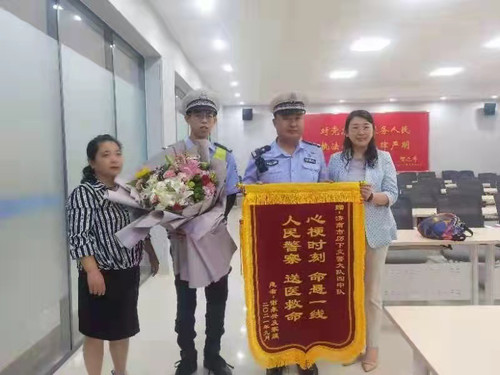 鸣笛狂奔到医院7.jpg