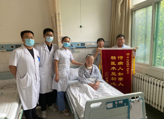 两面锦旗的故事