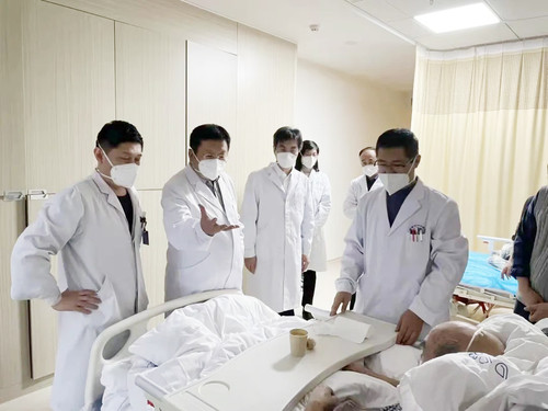 宣武医院神经外科专家焦力群主任到中心医院东院查房1.jpg