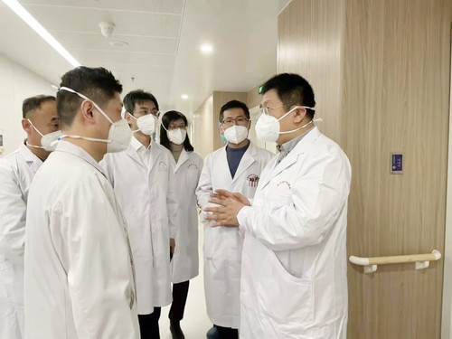 宣武医院神经外科专家焦力群主任到中心医院东院查房3.jpg