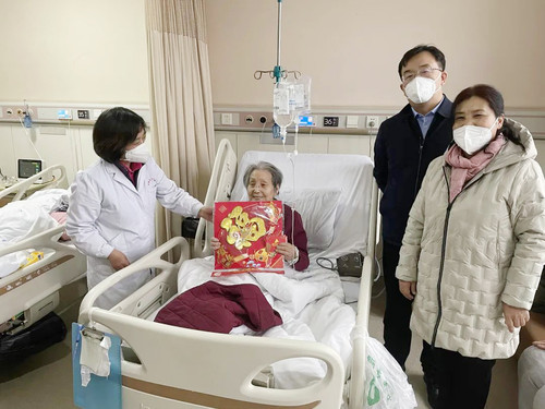 院领导春节前夕走访慰问离退休老同志3.jpg