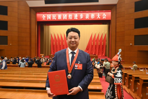 心脏外科主任张锋泉荣获全国民族团结进步模范个人 _004.png